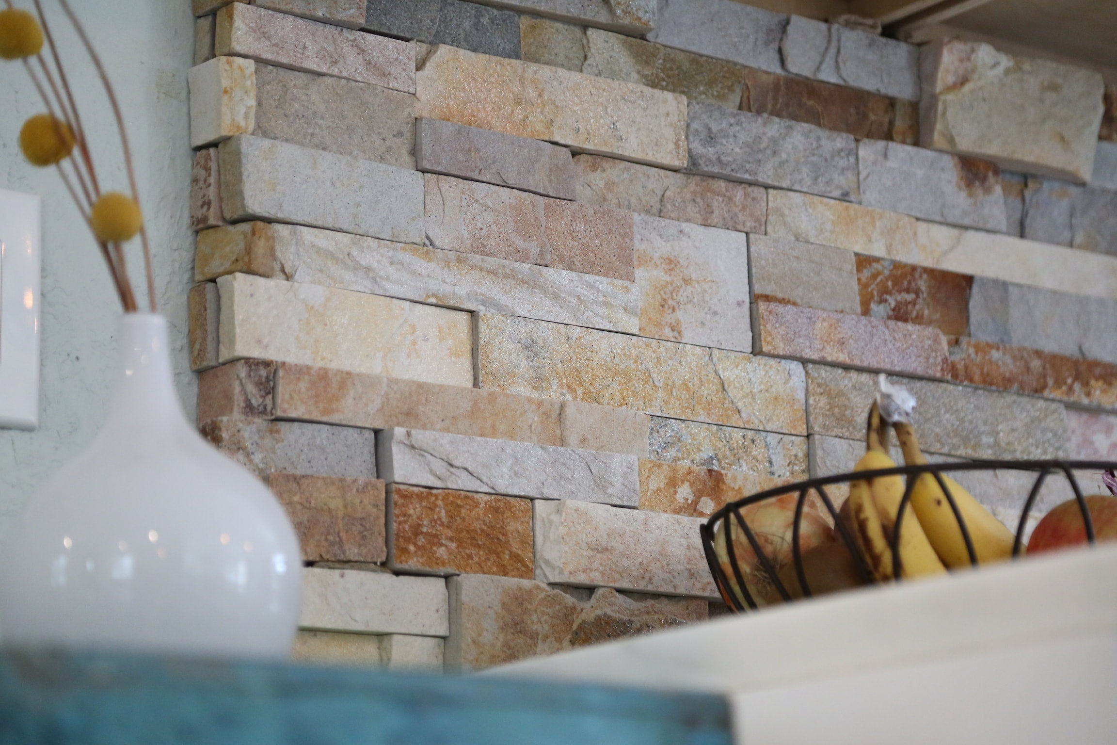 Norstone Split Face Stone Veneer in Aztec Color used on a Kitchen Backsplash